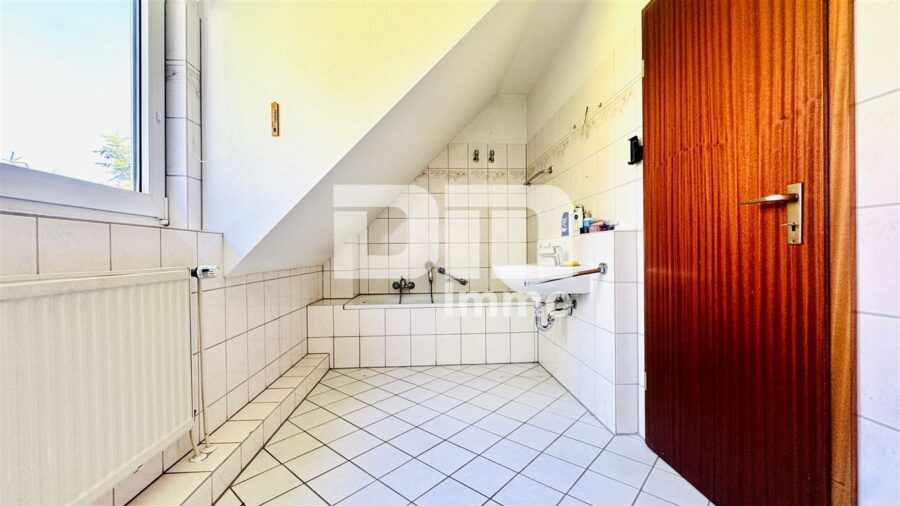 Charmantes Wohnglück - Ihr neues Zuhause mit Carport / Terrasse und großem Gartenbereich - OG / DG Badezimmer / Wanne / Dusche